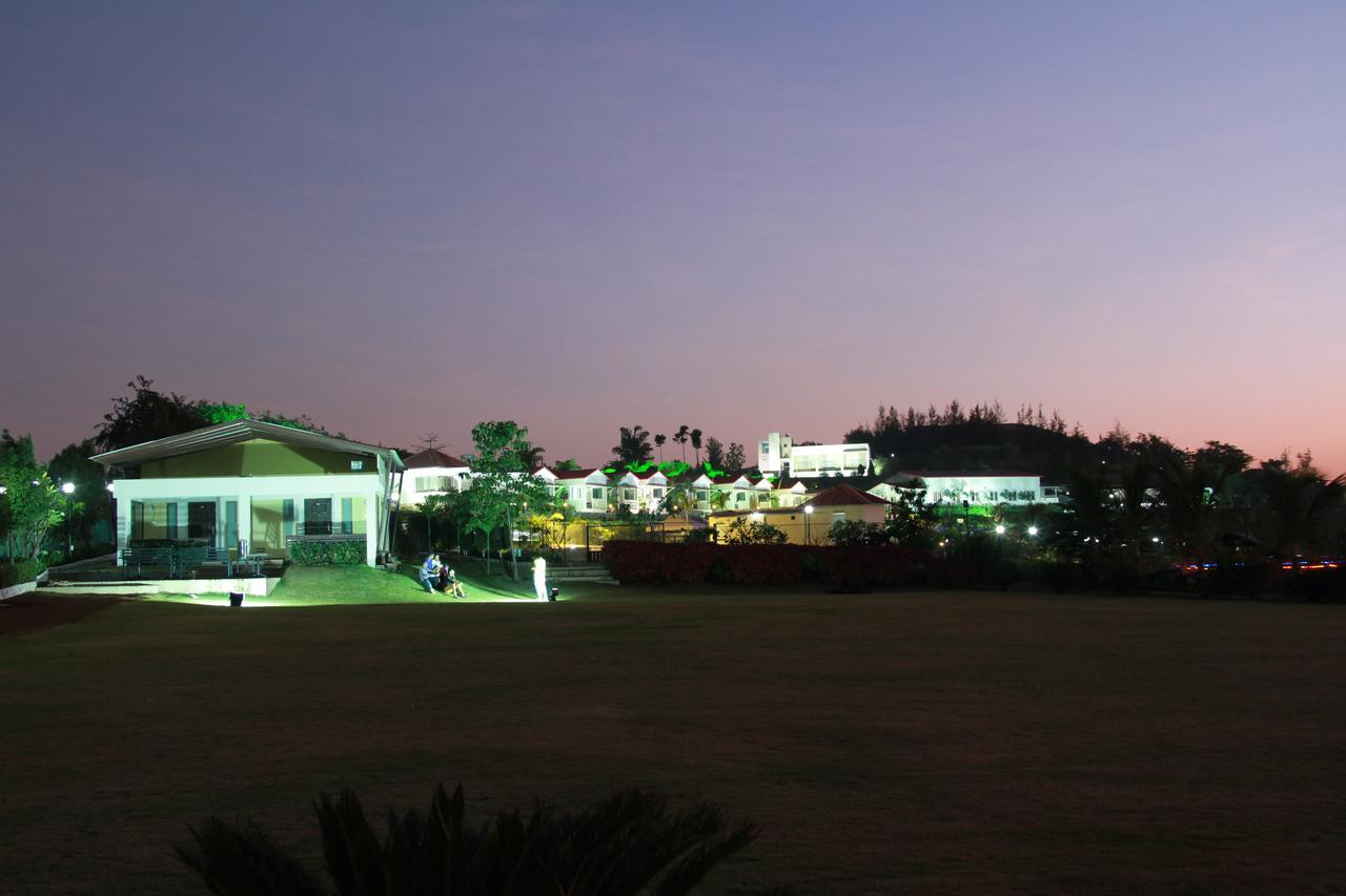 Savana Lake Resort Nashik Exteriör bild