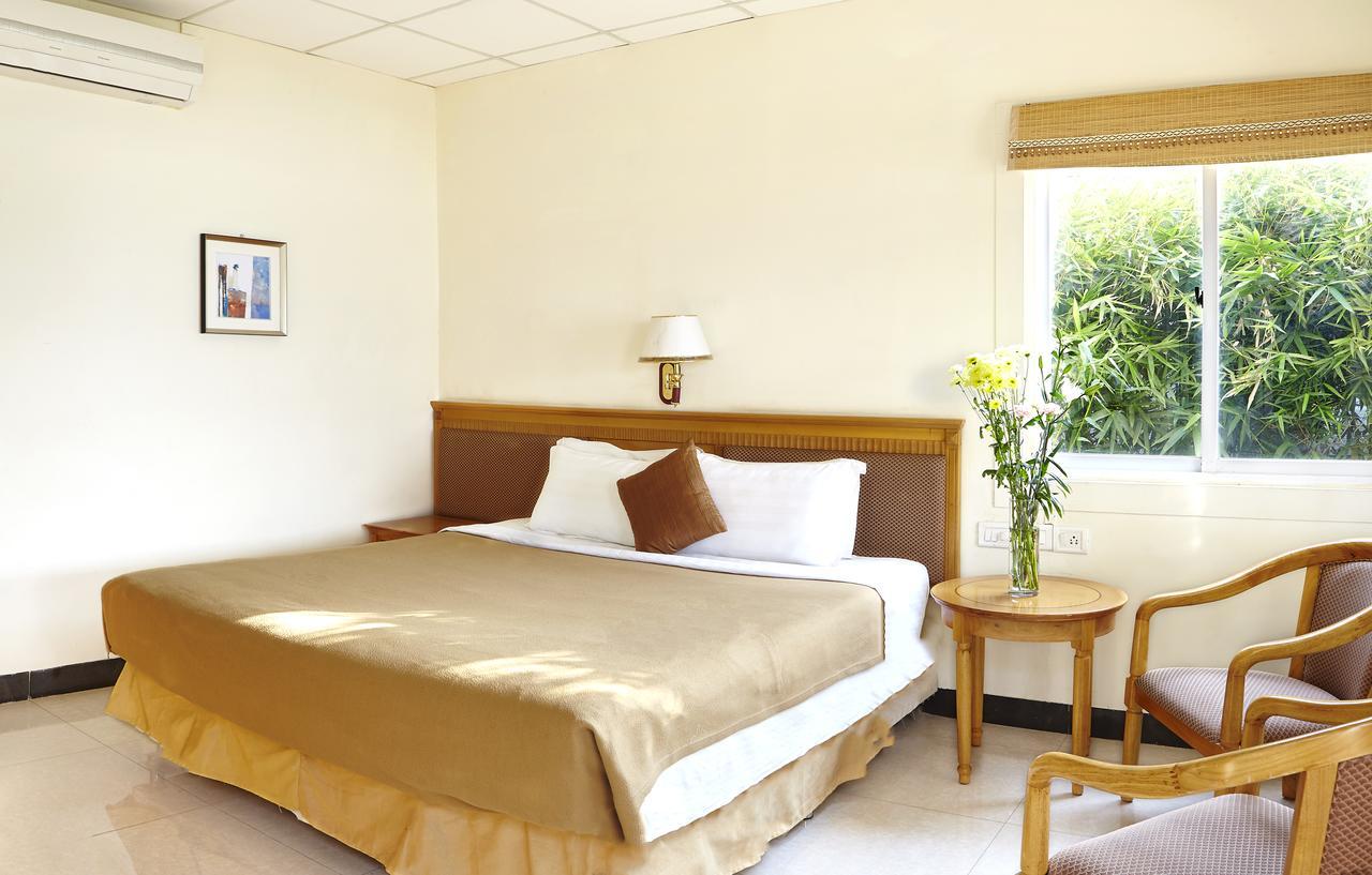 Savana Lake Resort Nashik Exteriör bild