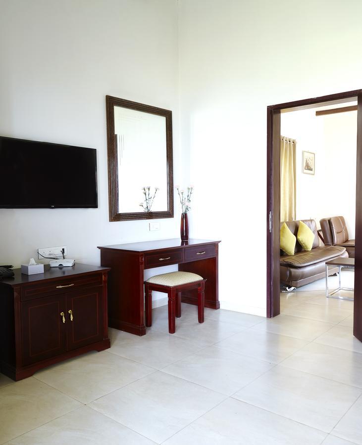 Savana Lake Resort Nashik Exteriör bild