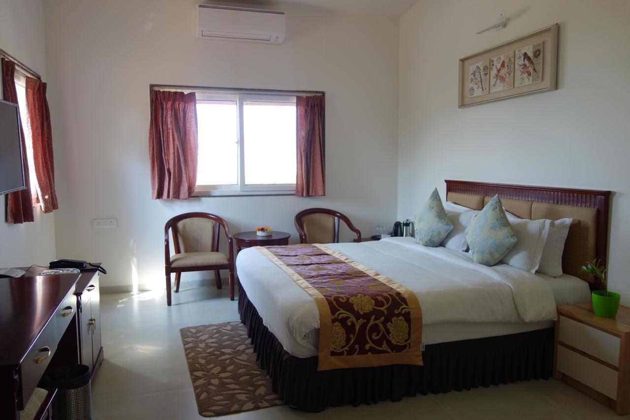 Savana Lake Resort Nashik Exteriör bild
