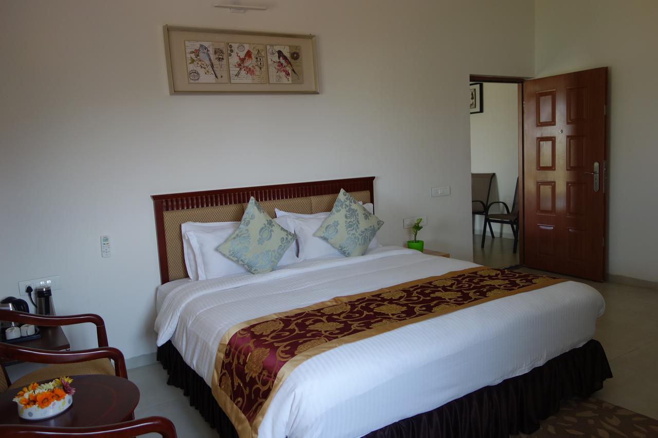 Savana Lake Resort Nashik Exteriör bild
