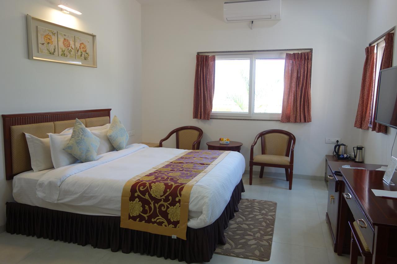 Savana Lake Resort Nashik Exteriör bild